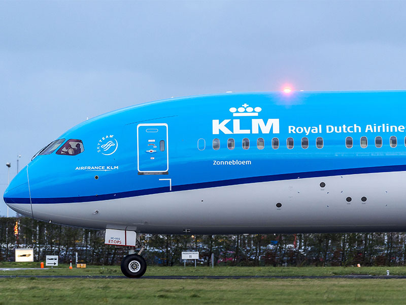 قريبًا..طائرة ركاب تحمل المسافرين في الجناحين